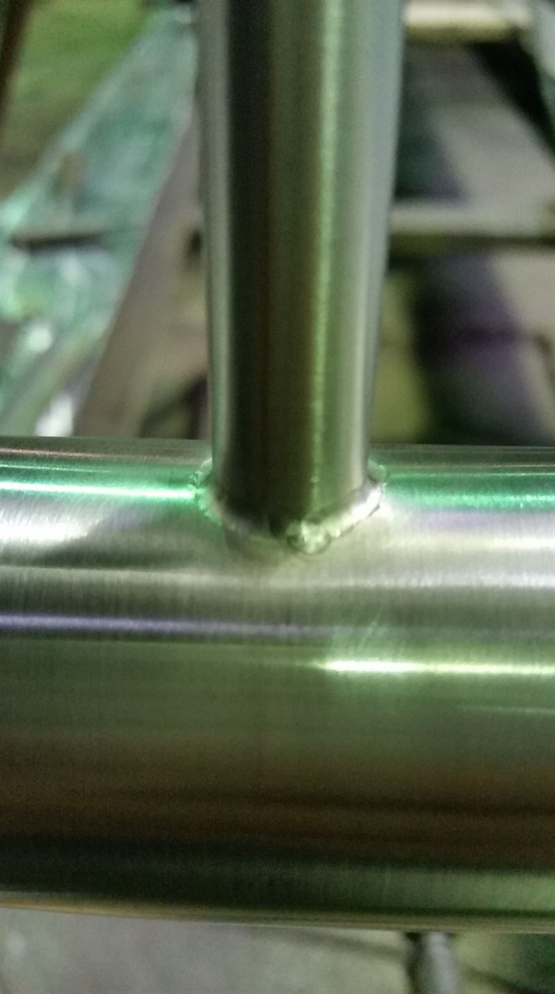 Eine Nahaufnahme eines Edelstahlgeländers in einer Fabrik.