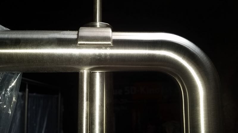 Eine Nahaufnahme eines Edelstahlrohrs auf schwarzem Hintergrund.