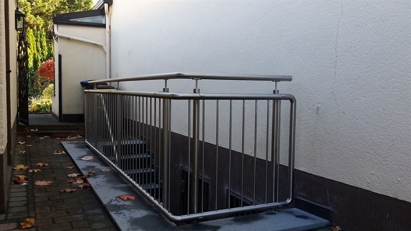 Eine Treppe mit Edelstahlgeländer führt in den Keller.