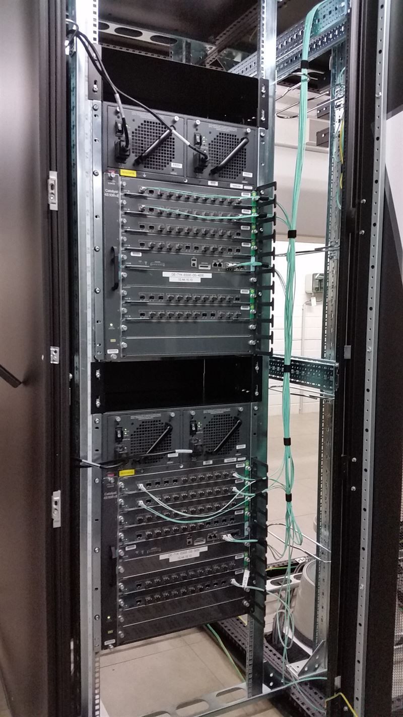 Ein Server-Rack, aus dem viele Kabel herauskommen.