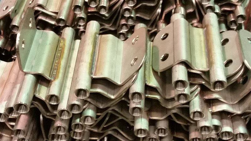 Ein Haufen Metallteile ist übereinander gestapelt.