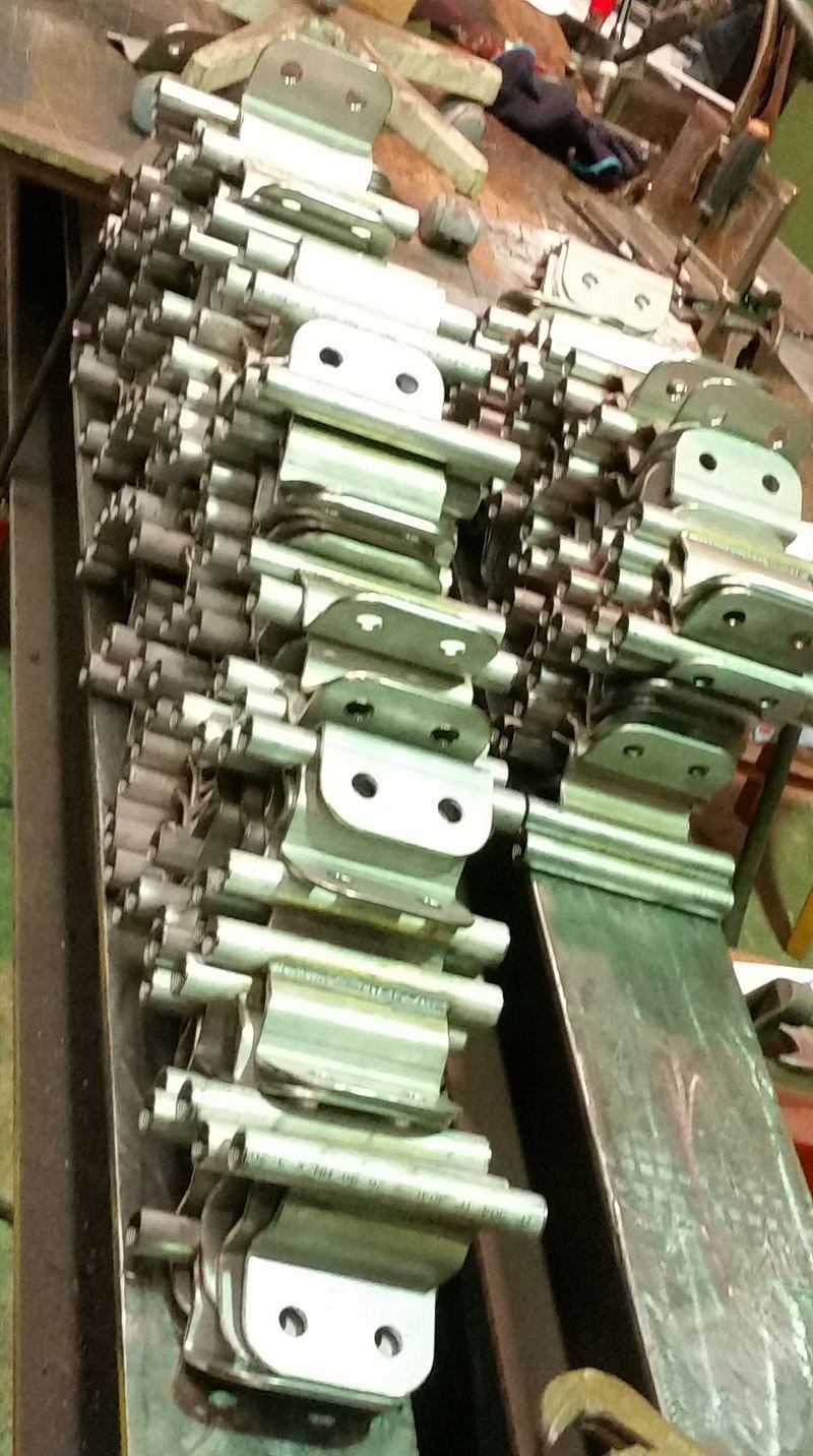 Ein Haufen Metallteile sind übereinander auf einem Tisch gestapelt