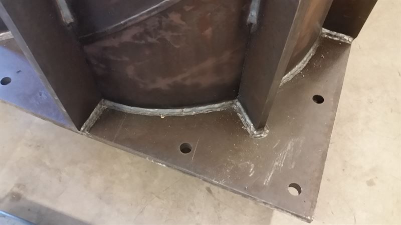 Eine Nahaufnahme eines Metallstücks mit Löchern darin.