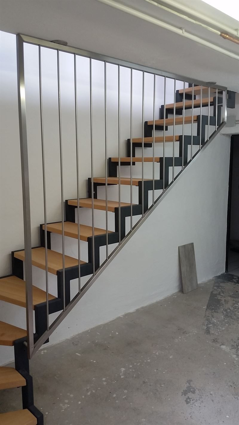 Eine Treppe mit Holzstufen und einem Metallgeländer