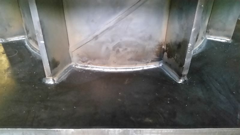 Eine Nahaufnahme eines Metallobjekts auf einer schwarzen Oberfläche.