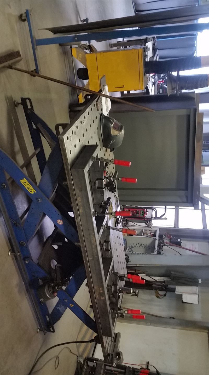 In einer Fabrik steht auf einem Aufzug ein Schweißtisch.