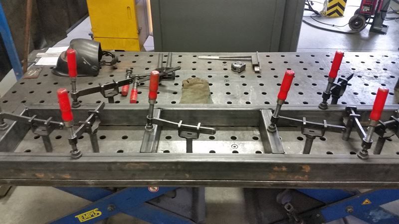 Ein Schweißtisch mit einer Reihe von Klammern darauf