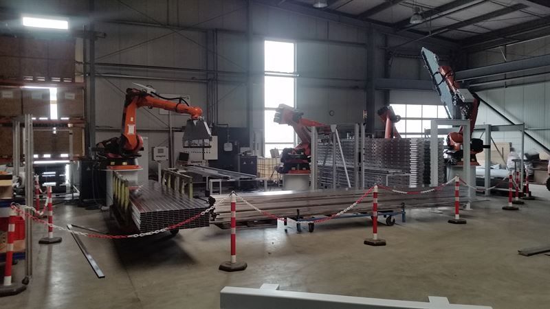 Ein Lagerhaus voller Maschinen und Roboter.