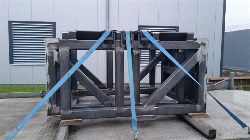 Eine große Metallkonstruktion ist mit blauen Bändern zusammengebunden