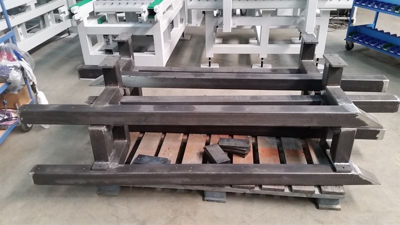 Ein Haufen Metallteile sind übereinander gestapelt