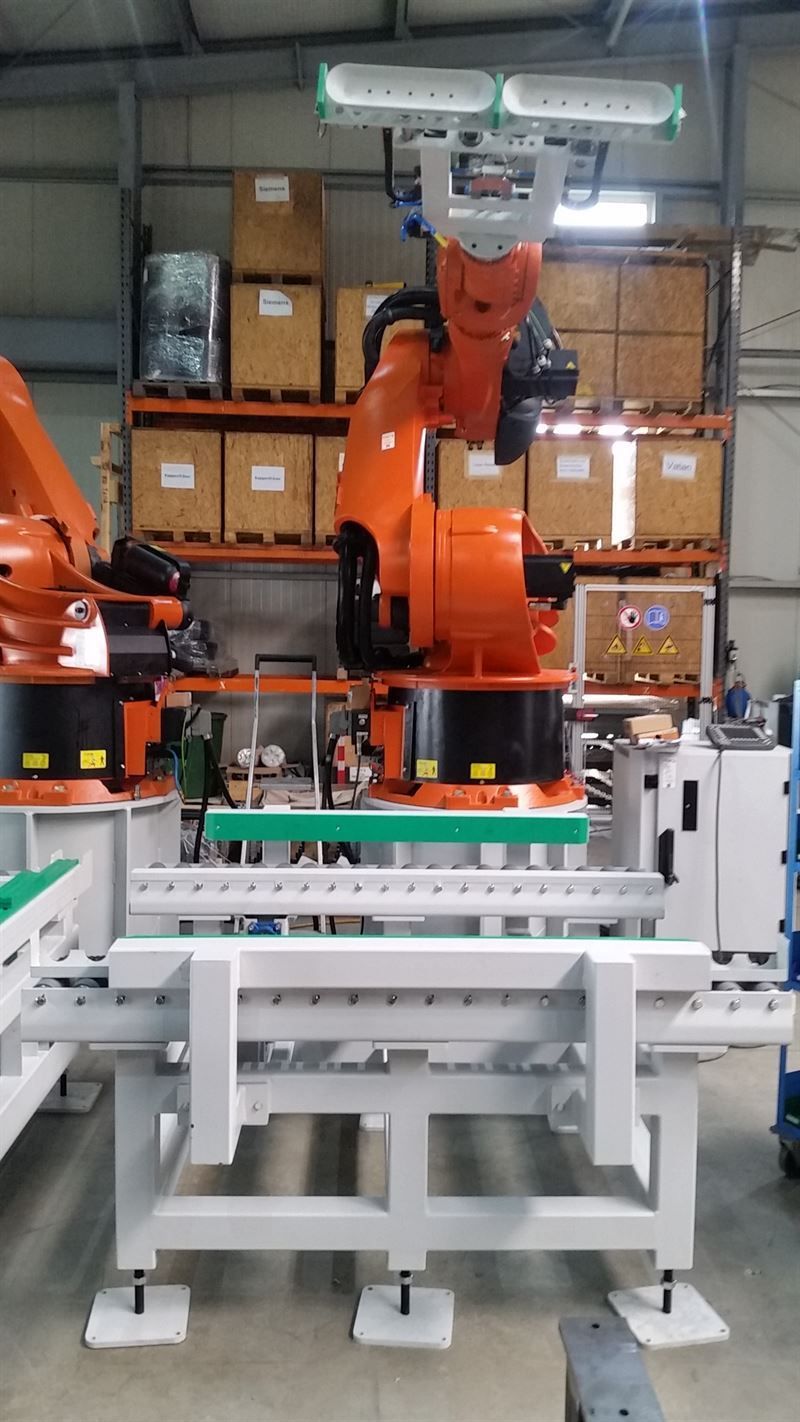 Ein Roboterarm sitzt auf einem Tisch in einer Fabrik.