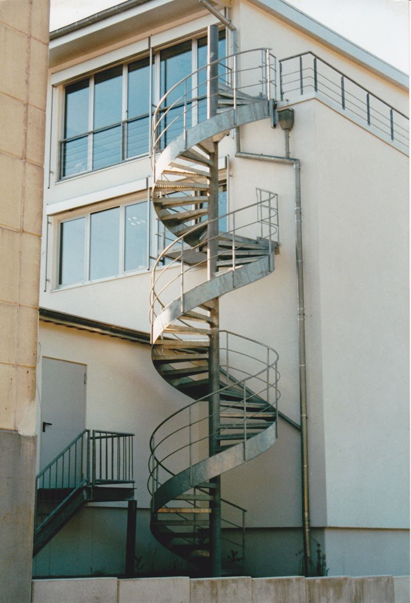 Eine Wendeltreppe an der Seite eines Gebäudes