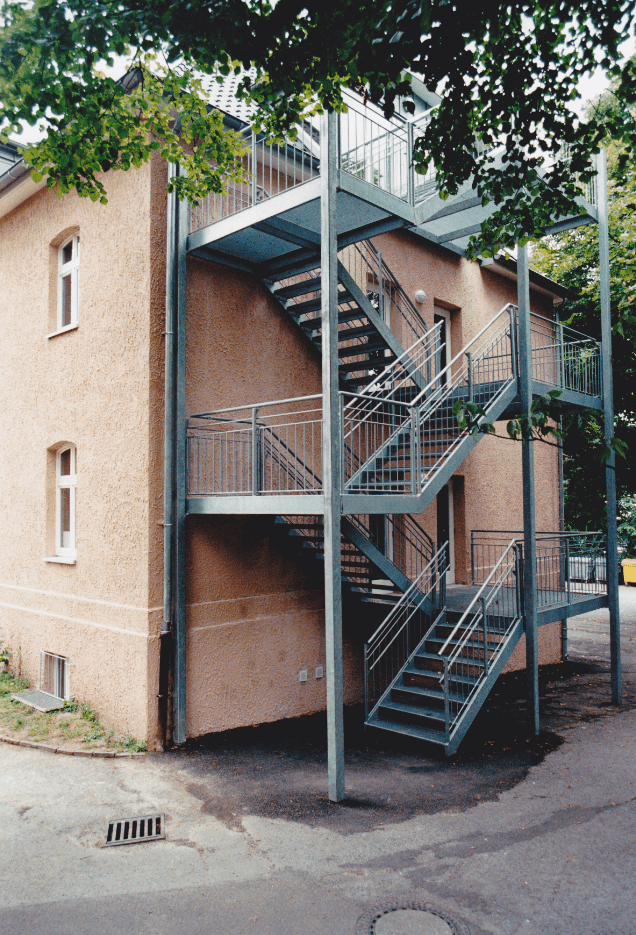 Ein Gebäude mit Treppen an der Seite