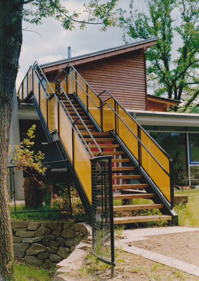 Eine Treppe, die zu einem Haus führt