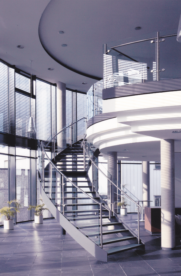 Eine Treppe in einem Gebäude mit einem Glasgeländer