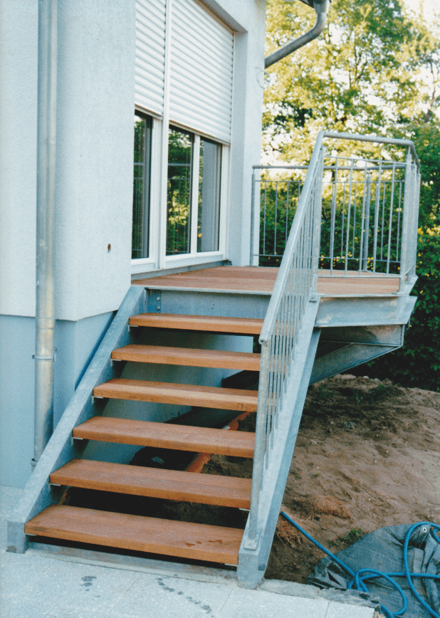 Eine Reihe von Holztreppen, die zu einem Balkon führen