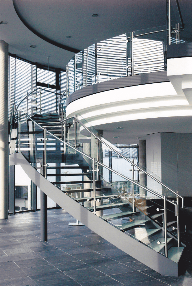 Eine Treppe in einem Gebäude mit einem Glasgeländer