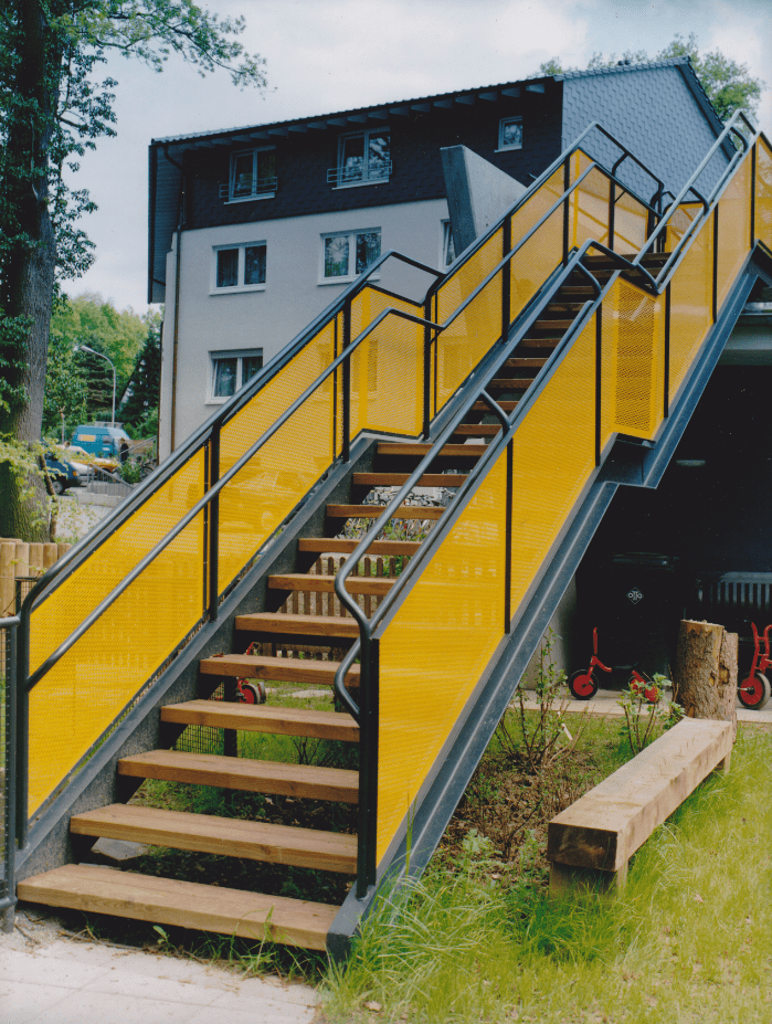 Eine Reihe von Holztreppen mit einem gelben Geländer