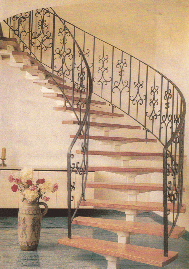 Eine Treppe mit schmiedeeisernem Geländer und Holzstufen