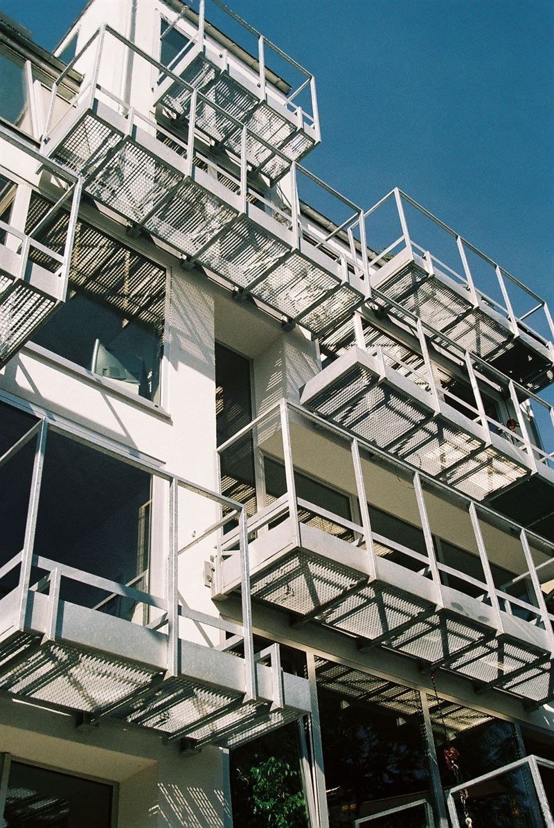 Ein Gebäude mit vielen Balkonen und Feuerleitern