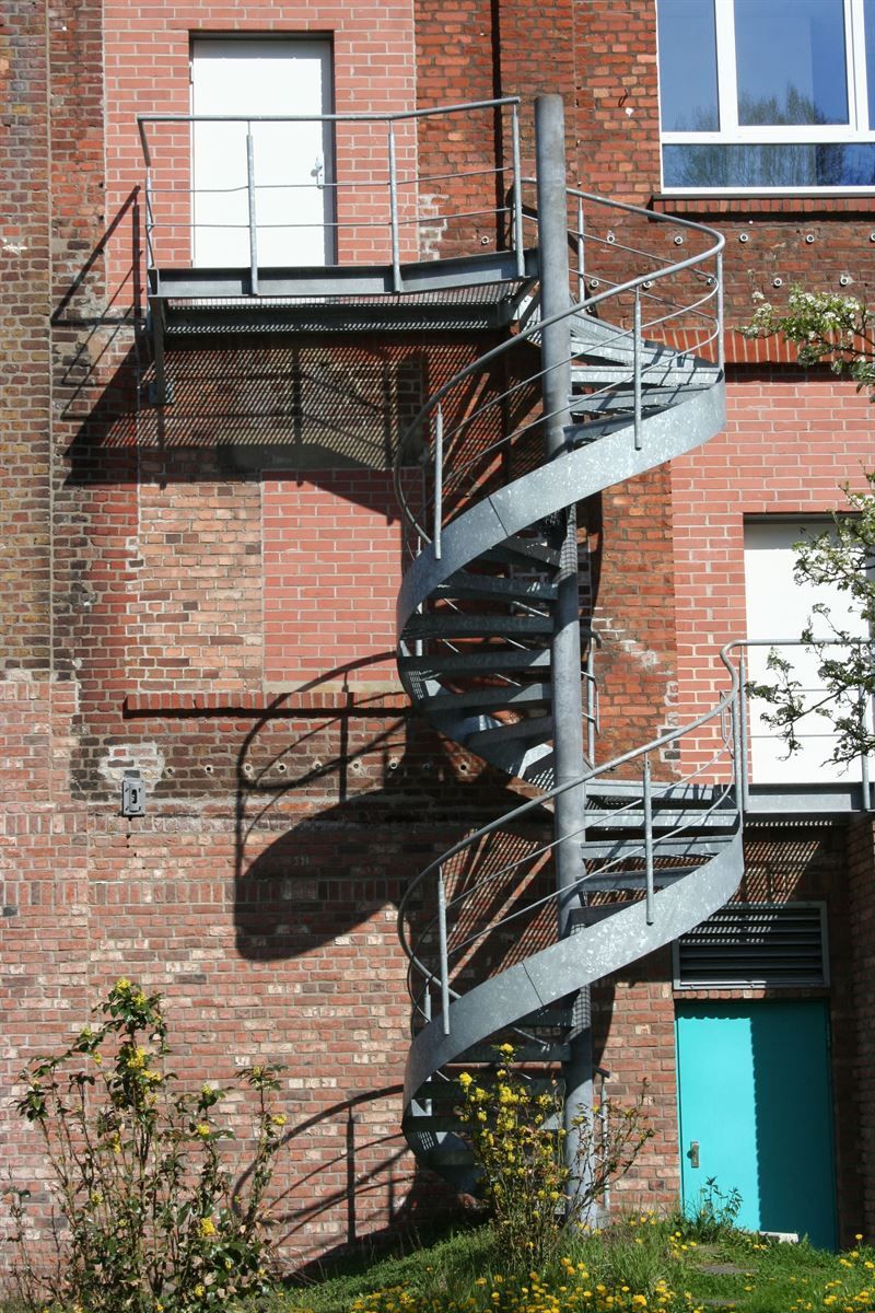 Eine Wendeltreppe an der Seite eines Backsteingebäudes