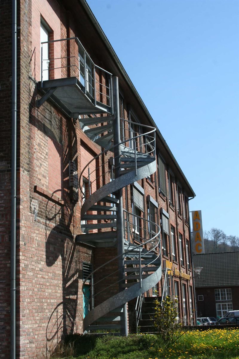 Eine Wendeltreppe an der Seite eines Backsteingebäudes