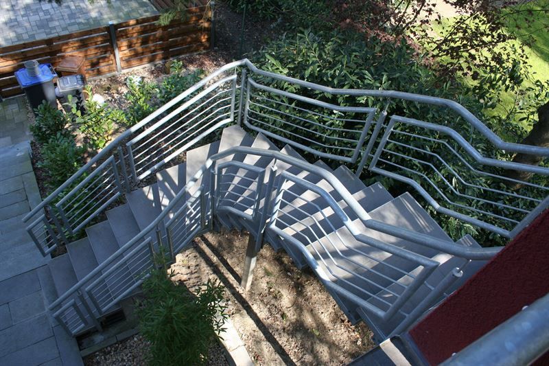 Eine Luftaufnahme einer Treppe mit einem Metallgeländer