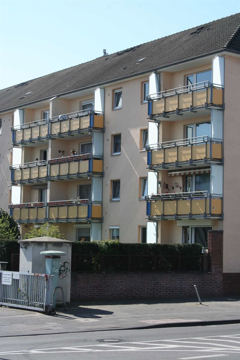 Ein großes Mehrfamilienhaus mit vielen Balkonen