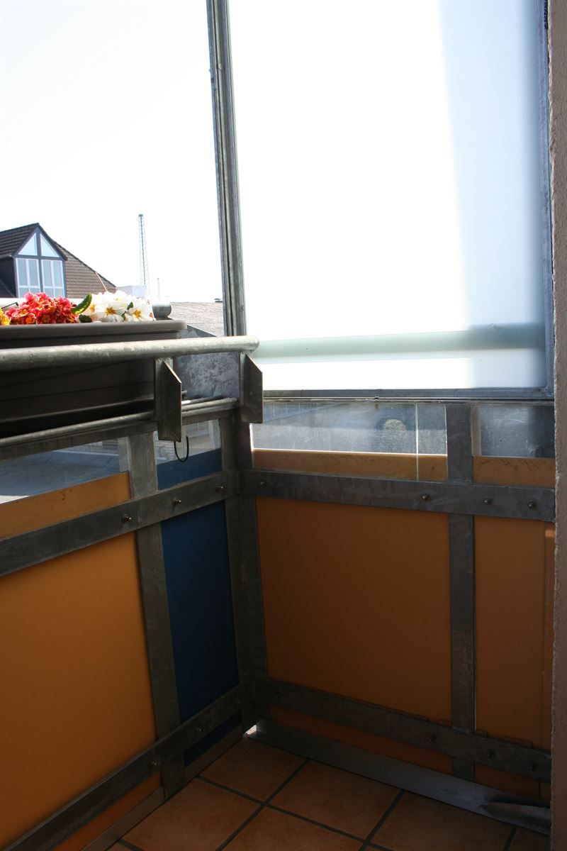 Ein Balkon mit einem Tablett mit Essen darauf