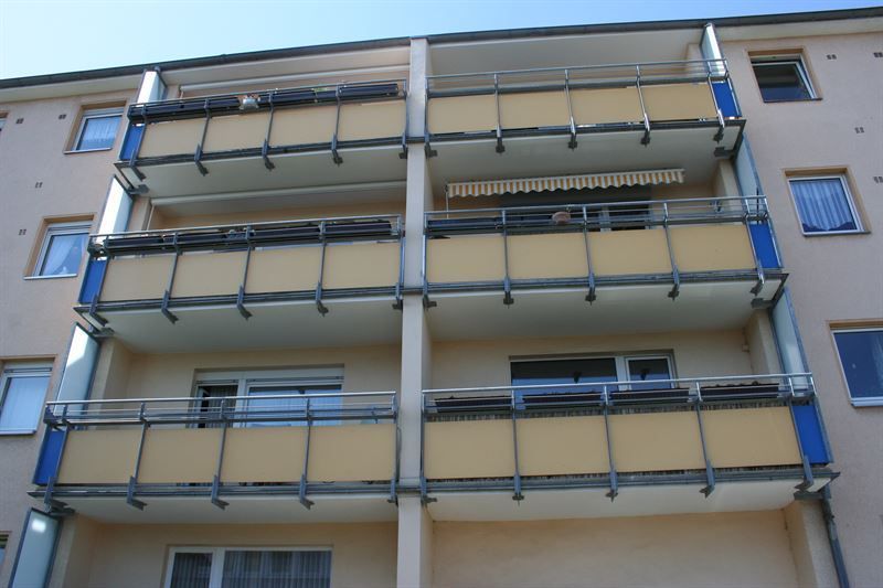 Ein Gebäude mit vielen Balkonen und Fenstern