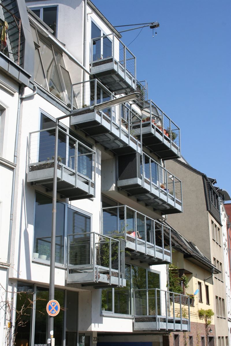 Ein Gebäude mit vielen Fenstern und Balkonen