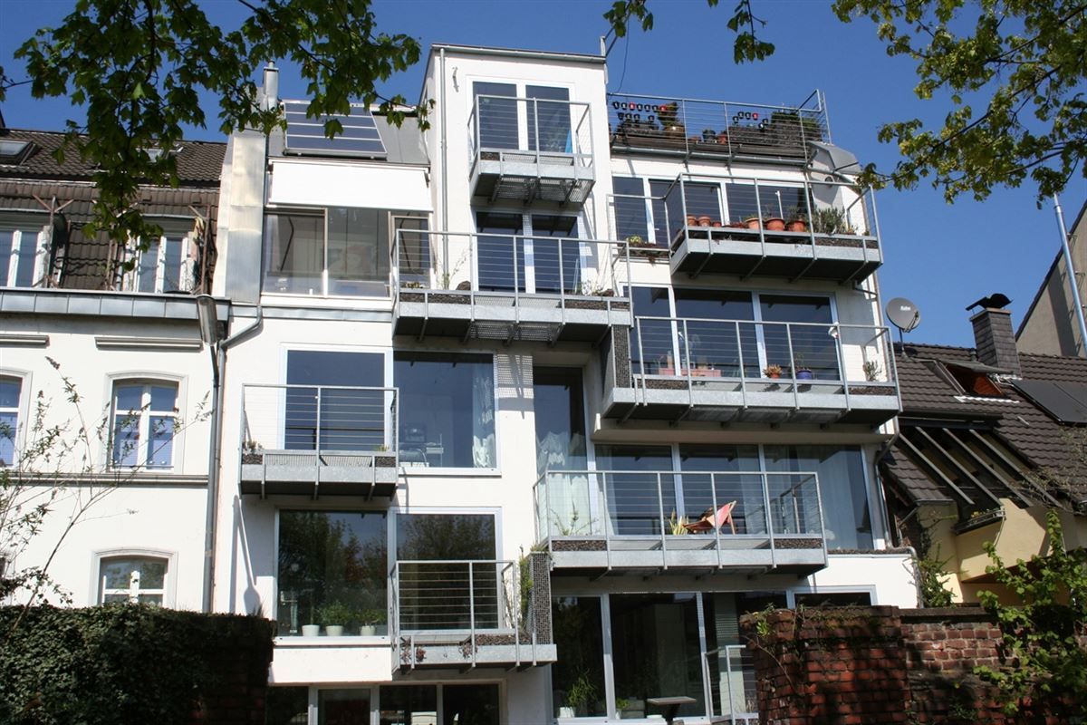 Ein Gebäude mit vielen Fenstern und Balkonen