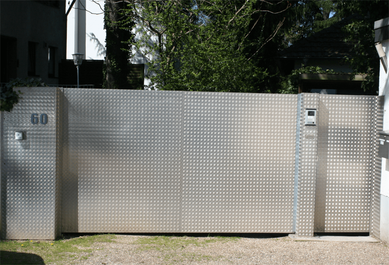 Ein weißer Zaun mit der Nummer 60 darauf