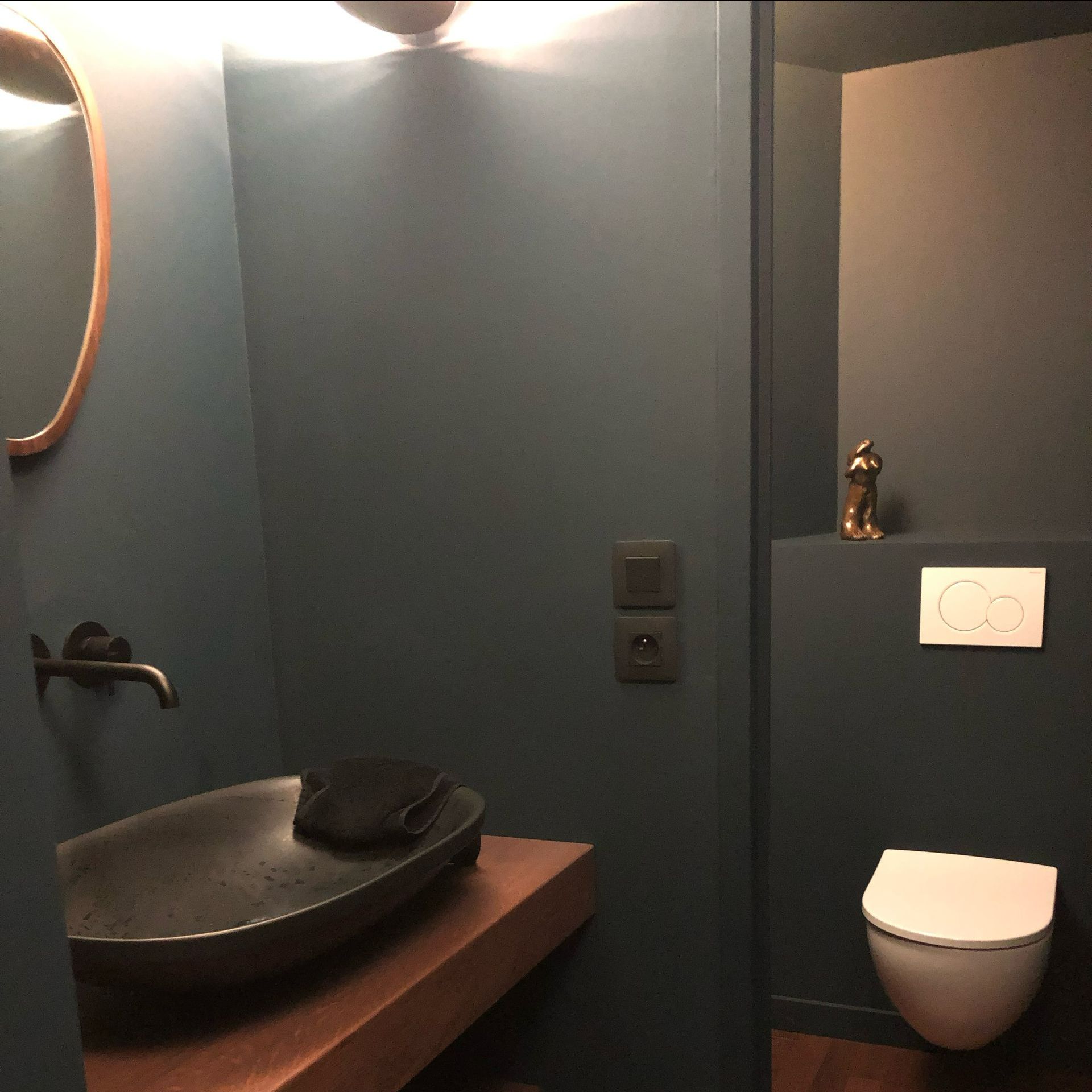 Toilettes peintes en bleu nuit