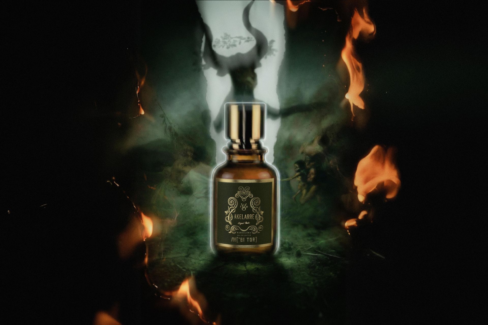 Una figura parecida a una cabra, de piel oscura y con cuernos, rodeada de figuras vestidas de blanco en un entorno nocturno, bajo una luna creciente.