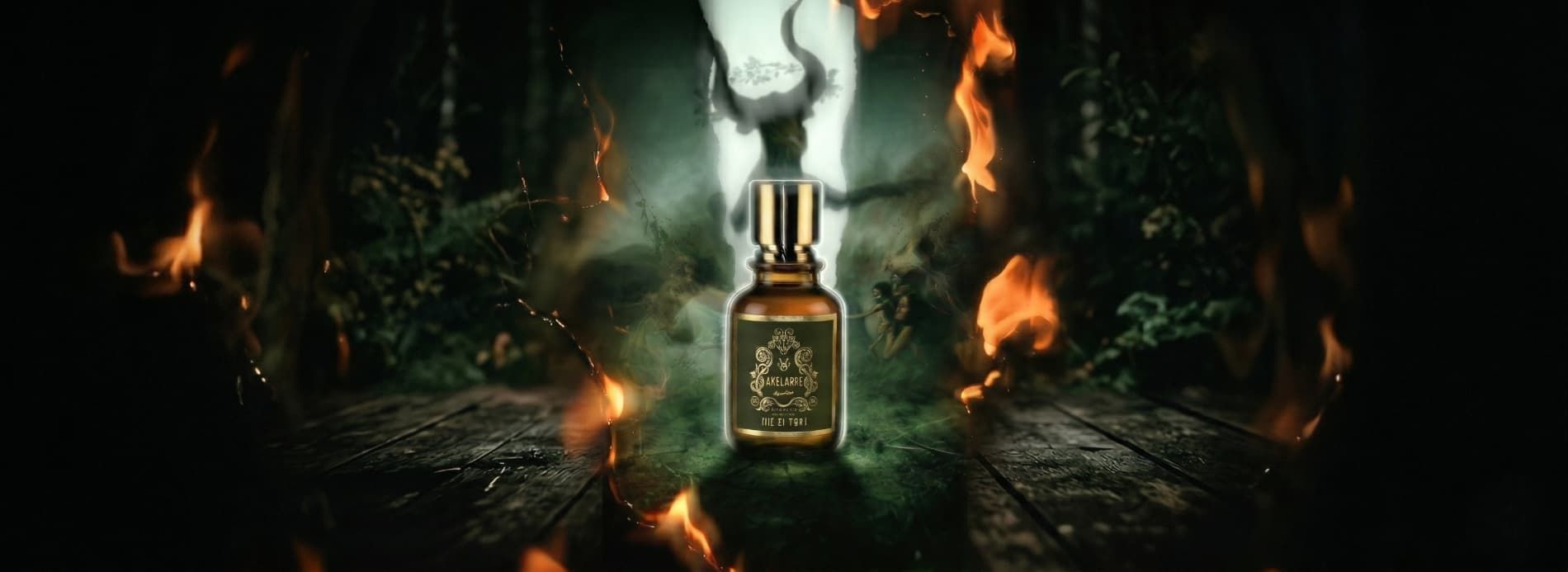 Una figura parecida a una cabra, de piel oscura y con cuernos, rodeada de figuras vestidas de blanco en un entorno nocturno, bajo una luna creciente.