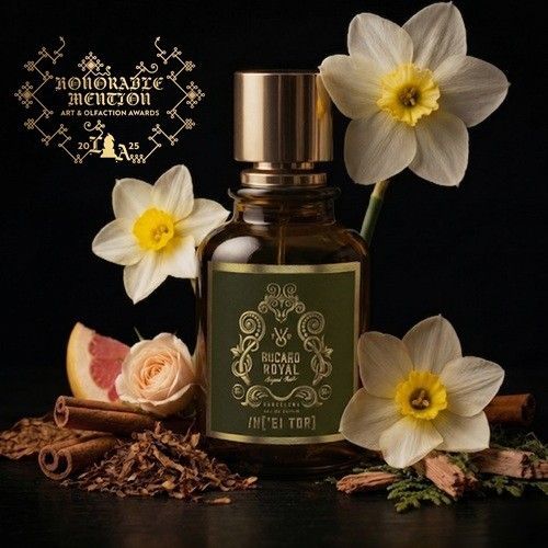 Frasco de perfume de color ámbar con tapón dorado y etiqueta verde.