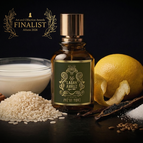 Frasco de perfume con tapón dorado y etiqueta verde, cuerpo de cristal de color oliva oscuro.