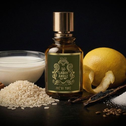 Frasco de perfume con tapón dorado y etiqueta verde, cuerpo de cristal de color oliva oscuro.