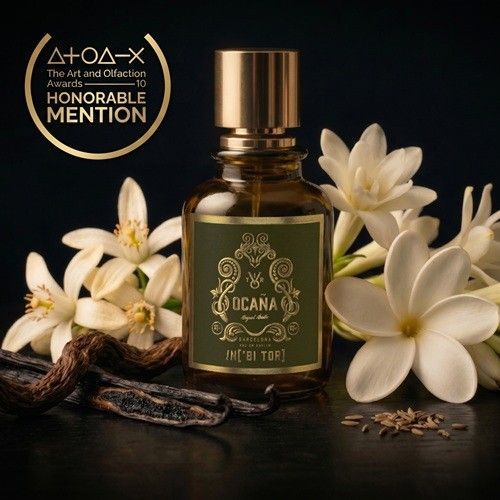 Frasco de perfume de cristal ámbar con tapón dorado y etiqueta verde oliva.