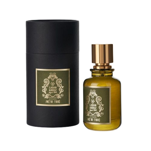 Frasco de perfume verde con tapón dorado junto a una caja cilíndrica negra con etiqueta dorada.