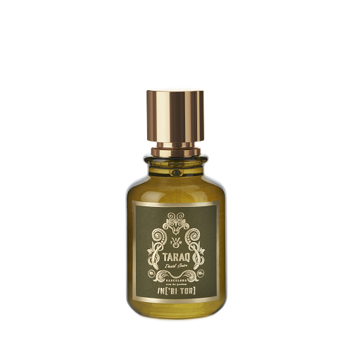 Botella de perfume Toraq Oud Intense, cristal verde oliva, tapón dorado, etiqueta con letras doradas.