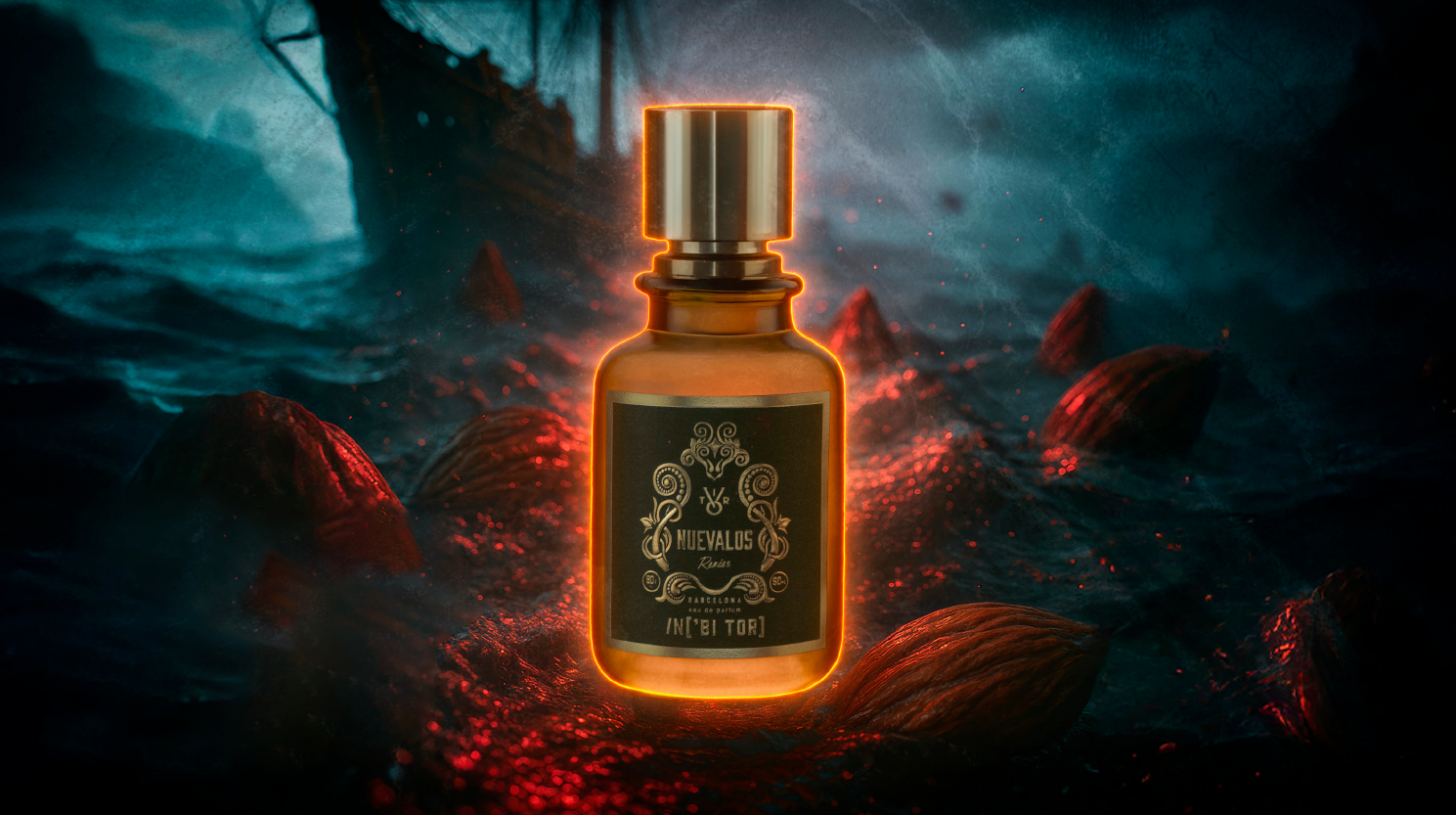 Frasco de perfume con tapón dorado sobre un mar tempestuoso, mazorcas de cacao y un barco.