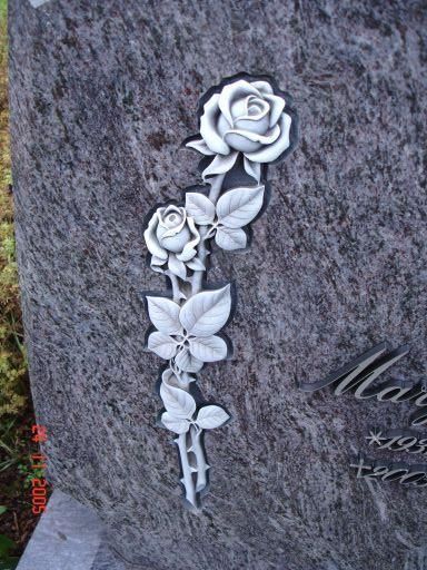 Rosen aus Naturstein auf einem Naturstein-Grabmal