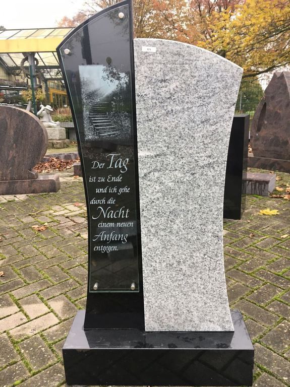 zweifarbiger Grabstein mit Treppenmotiv und Beschriftung