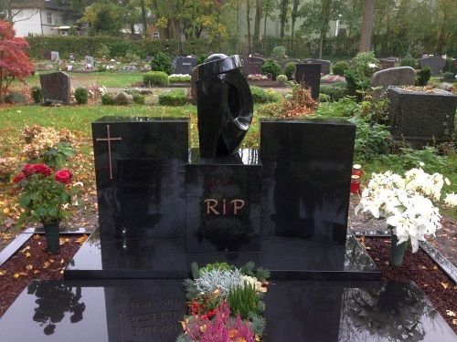 Grabstein mit Steinskulptur und Bronzekreuz