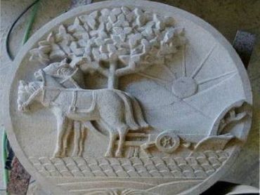 Grabmal aus Naturstein mit Rosenmotiv und Beschriftung