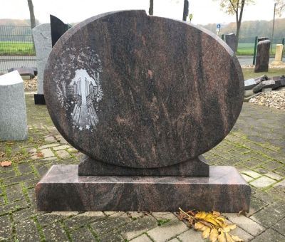 Abgerundeter Grabstein aus Naturstein mit Harfenmotiv