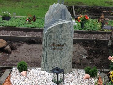 Grabstein mit betenden Händen und Beschriftung