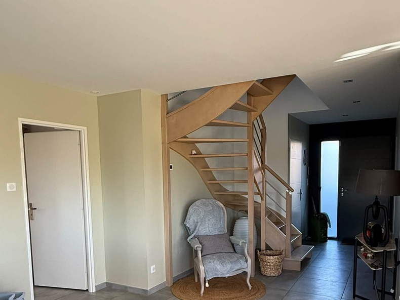 Pièce de vie d'une maison après peinture des murs et du plafond